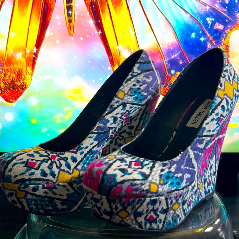 Steve Madden vintage size 7 women’s platform wedge slippers.  Multi-color